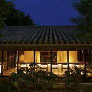 ホテルのフロントを抜けた先に広がるのは、喧噪を忘れさせてくれる緑豊かな世界。琉球赤瓦の建物一棟丸ごと【MOSS okinawa】の空間です。沖縄の伝統的な佇まいと、現代の建築様式が融合しています。