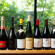 ソムリエが厳選しているワインは、ボトルでもグラスでも充実したラインナップから選べます。食事に合わせたペアリングセットは、乾杯酒を含む4種類。お酒が苦手な方のため、ノンアルコールバージョンもあります。