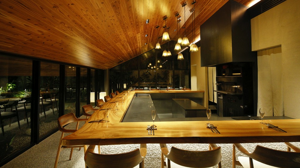 穏やかな会食を楽しみつつ、喧噪を忘れる非日常の時間