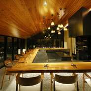 美栄橋駅からすぐの場所にありつつも、落ち着いた雰囲気でゆったりと食事できるレストラン。貸切は8名以上で対応しており、最大12名まで入れます。カウンターならではのライブ感満載な特別な接待にぜひ。