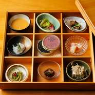 MOSS不動のシグネチャーとして愛される逸品です。琉球食材と国内の厳選食材が織り成す9つの前菜を木箱に盛合せ。その時期ならではの旬を、さまざまな調理法や味付けで少しずつ味わえます。