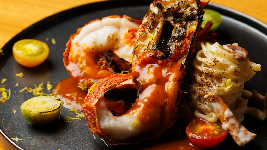 濃厚な海老の旨みが溢れ出る『三重県伊勢市から届く伊勢海老の窯焼き』