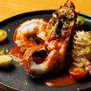 伊勢海老の殻と伊勢海老の味噌を野菜と煮込んだ濃厚なアメリケーヌソースに、味噌を加えたジロール茸のタリオリー二（パスタ）。パスタに伊勢海老の味噌をしっかりと絡めていただきます。