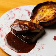 上質な石垣牛には、黒トリュフを刻んだ伝統的なフレンチのペリグーソース。さらに、窯でじっくり焼き上げた淡路島産玉葱のグラチネを添えています。赤ワイン塩が絶妙なアクセント。