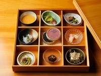 シェフ中村が恋した食材の思いを載せた9つの前菜『SHOKADO』
