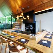 オープンカウンターは、目の前で料理をつくる様子を眺められるシェフズテーブル。一人一人に寄り添う接客や料理づくりもこだわりのポイント。シーンやニーズに合わせたアレンジも柔軟に対応しています。