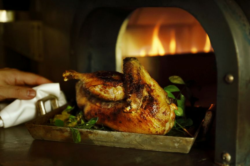 500度の特製釜で焼き上げた厳選食材を味わう非日常の空間