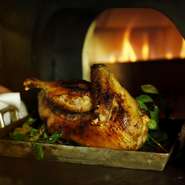 店内は木の温もりを感じられ、ゆったりと過ごせる空間です。注目すべきは、店内の中央にある火釜。木で焼くよりも旨みが凝縮されており、素材が持つ本来の味わいを楽しむことができます。