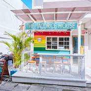 コロナ禍にデリバリー専門店としてスタートし、今や全国規模の人気店となった【THE TACORICE HOUSE】。初の実店舗となるこちらのお店は観光客でにぎわう国際通り屋台村の近くにあり、リゾートムード満点です。