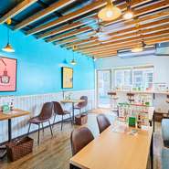 沖縄の海を思わせるブルーが印象的な店内は、海外のリゾート地を訪れたようなオシャレな空間。窓際のカウンターで一人ごはんを楽しんだり、パートナーと一緒に訪れたり、いろいろなシーンで利用できます。