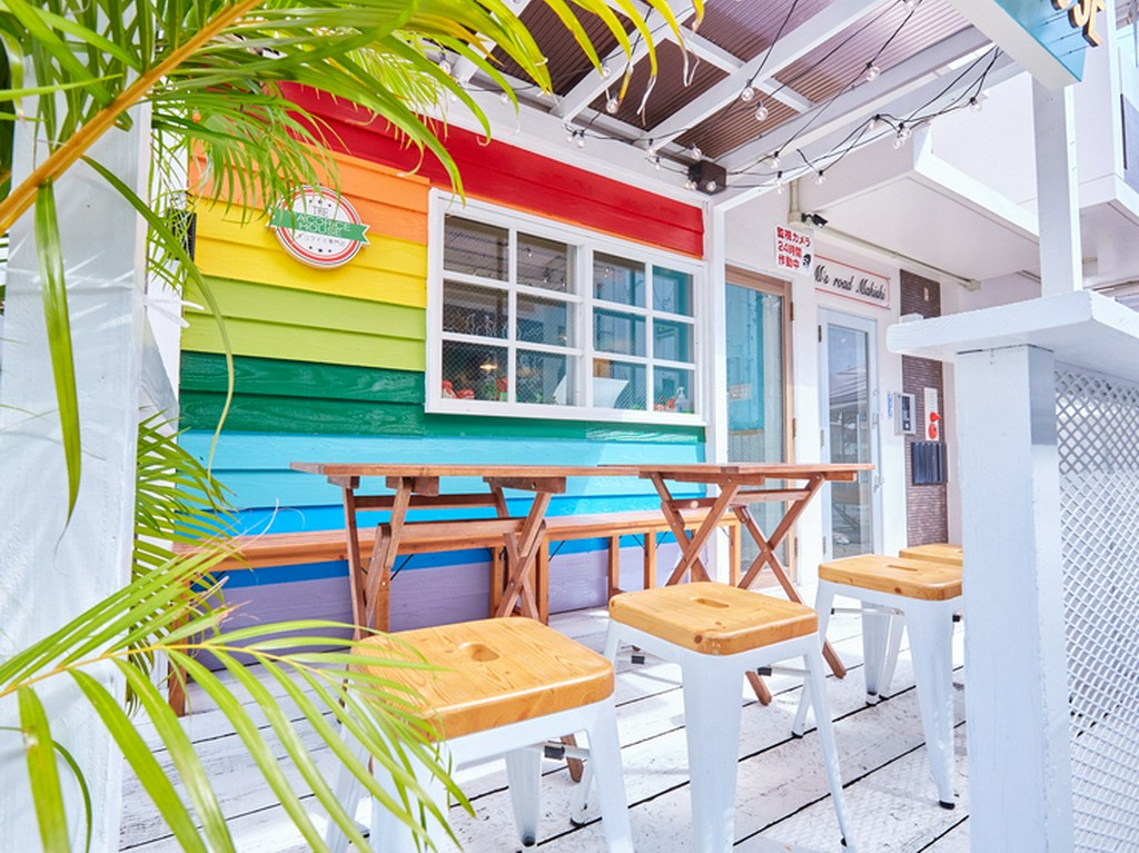 南国リゾートを訪れたようなオシャレな外観が目印！