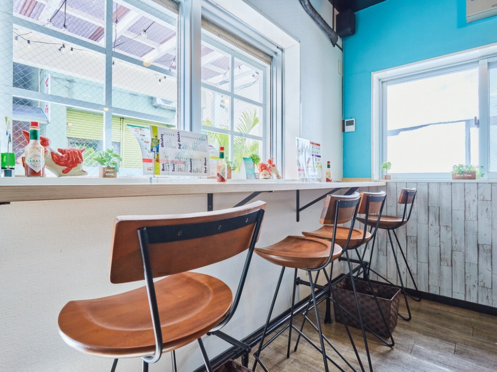 窓際のカウンター席は一人で過ごす時間にぴったり