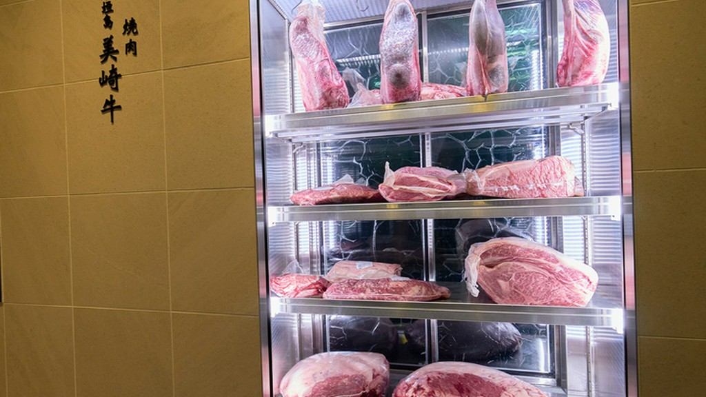 最高の瞬間を待つ肉たちが、静かに眠る熟成庫