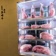 厳選された肉が並ぶ熟成庫。この素材たちがゲストと対面するのは、じっくり時間をかけて旨みを引き出した最高のタイミング。静かに熟成庫の中で、その瞬間を心待ちにしています。