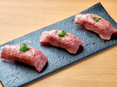 【人気No.1】素材への自信を実感させる『肉寿司』