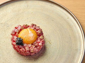 煌びやかな演出と共に『炙りユッケ』