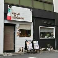店名の「Molo」とは、イタリア語で「人」という意味。テーブル席がメインの店内は最大25名まで利用でき、気軽にみんなで集うのにうってつけです。季節の食材を使ったカジュアルイタリアンが女性に人気。