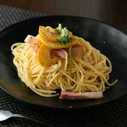 季節の食材を使ったパスタ。麺は早くゆであがるように加工されており、手軽に早く食べられるので、ランチにも最適です。コストパフォーマンスの高さも人気の秘密。