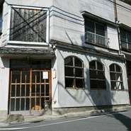 古きよき佇まいの建物が今も残る西荻窪に構える【ドゥイエ】は、古民家をリノベーションした一軒家レストラン。フランス語で「居心地のいい」などを意味する店名どおり、心地よい時間を過ごせるお店です。