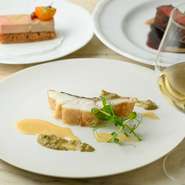 【ドゥイエ】のコースは7皿と5皿の2種類。厳選した黒毛和牛や豊洲から届く旬の鮮魚、フランス伝統の『フォアグラテリーヌ』をもれなく楽しむなら、全7皿のフルコースがオススメです。