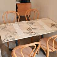 店内はカウンター席中心ではあるものの、プライベート感のあるテーブル席も用意されています。4人まで着席できるため、家族のお祝いシーンにもオススメ。おいしい料理とワインを楽しみ、贅沢な時間を過ごせます。