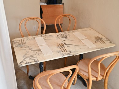 落ち着きのあるテーブル席は、記念日のディナーにぴったり