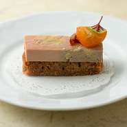 フルコースの幕を開けるのは、フランス料理の王道食材を使用した目にも美しい一皿です。絶妙な火入れで仕上げるフォアグラは、なめらかな口どけであっさりとした食後感。季節のフルーツが彩りを添えます。