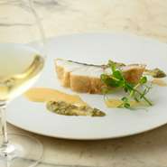 前菜に続いて提供されるのは、豊洲から届けられる旬の鮮魚。適度に熟成させることによって旨みをギュッと凝縮し、皮目はパリッと身はふっくらと焼き上げます。香り高い季節のソースが旨みをいっそう引き立てます。