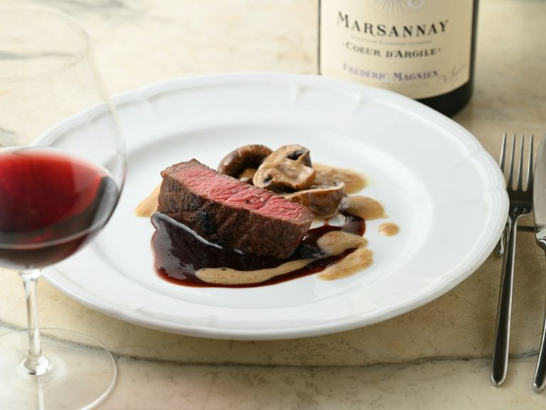 伝統の赤ワインソースで味わう『肉料理』