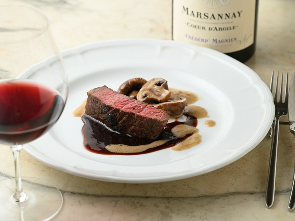 伝統の赤ワインソースで味わう『肉料理』