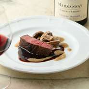 宮崎牛や鹿児島黒牛などの九州産を中心に、その時々にもっとも状態のよい和牛を仕入れるのがこの店のこだわり。脂身が少ない赤身肉のローストはロゼ色が美しく、やわらかな肉の旨みを存分に楽しめます。