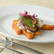 その時期にもっとも旨みを増す旬の食材を使用して、目と舌が喜ぶ一皿を生み出す千葉さん。春のある日は、ベルギー発祥の「ムール・フリット」をアレンジ。牡蠣、つぶ貝、ポテトなど食感のコントラストが秀逸です。