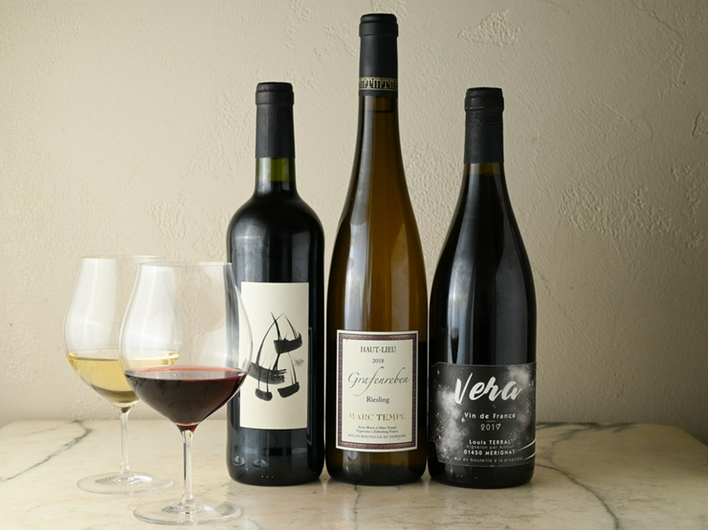 グラス一杯から楽しめる多彩なワインがラインナップ