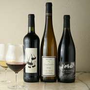 月替わりのコースを楽しみつつ、心地よい時間を過ごせる【ドゥイエ】。趣向を凝らした料理に合わせるワインは、フランス産の自然派ワインが充実。ペアリングプランも用意されているので、ワイン初心者も安心です。