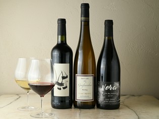 グラス一杯から楽しめる多彩なワインがラインナップ