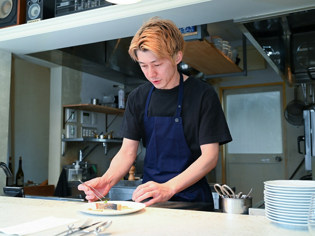 オープンキッチンならではのライブ感を楽しんでほしい