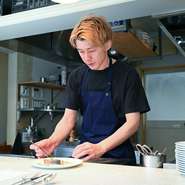 フランス料理の伝統な技法を守りつつ、常にチャレンジすることを忘れない千葉さん。あえて産地にこだわらず「本当にいいもの」だけを使用した料理はゲストを魅了し、【ドゥイエ】のファンを増やしています。