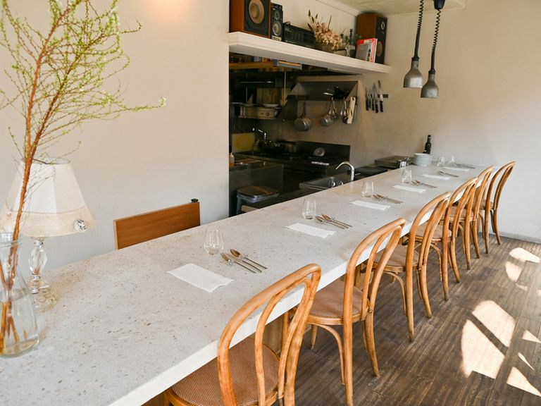 カウンター席に腰を下ろせば、料理を五感で楽しめる！