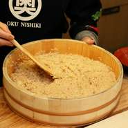 岐阜県のブランド米「はつしも」と、赤酢と米酢をブレンドした酢で仕上げたシャリの旨さも評判。