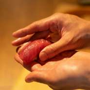 魚と肉の握り一貫からご注文承ります！定番から創作寿司まで種類豊富にご用意しております。お酒の肴にもピッタリ。是非お好みの一貫をお探しくださいませ。