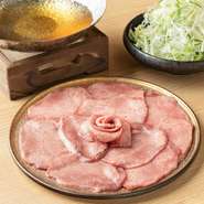 たっぷりのお野菜と一緒に楽しむ牛タン鍋。上品なお出汁にくぐらせてお召し上がりください。