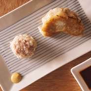 酒場というだけに、料理は一皿の量も少なめ。一人でもいろいろ楽しめる。また、一皿の個数が多くなりがちな餃子や焼売も一個から注文できる。もちろん自家製。ちなみに皮から手作りの餃子は阿部さんの実家の味だ。