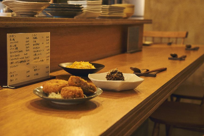 今どきうれしい深夜営業。同業者の姿も多い