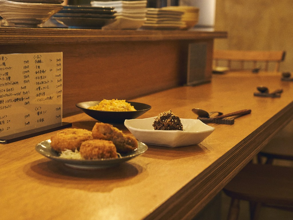 今どきうれしい深夜営業。同業者の姿も多い