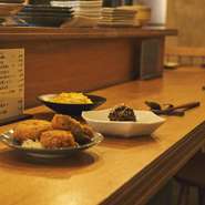 コロナ禍以降、早じまいの飲食店が多い中、【タケ】はオープンが19時から深夜2時までと今どき珍しい深夜営業。夜遅い時間には、飲んだ後の軽い腹ごしらえや飲み主体のゲスト、そして、近隣の同業者の姿も多い。