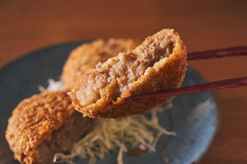 酒場のおなじみメニューもひと捻り。花湫の痺れがアクセント『牛肉山椒コロッケ』