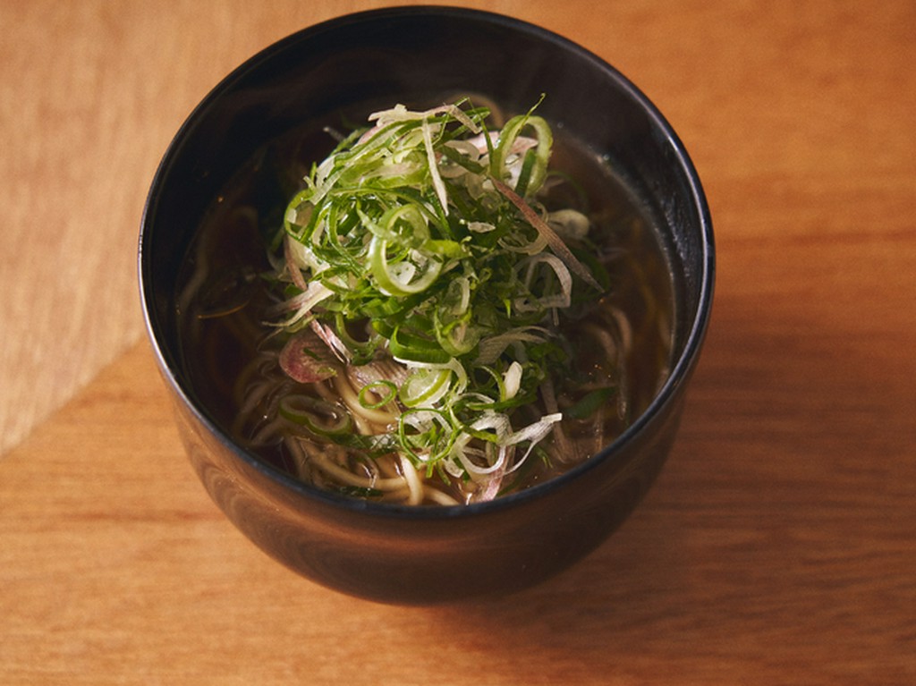 シンプルに仕上げたミニサイズの汁そば『醤油ソバ』