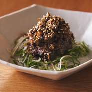 千葉房総の郷土料理を中華アレンジ。味噌の代わりに甜麺醤を用い、自家製辣油でアクセントをつけている。舐め味噌のような感覚で少しずつお酒と共に楽しみたい。下に敷いたみょうがや大葉などの薬味が風味を添える。