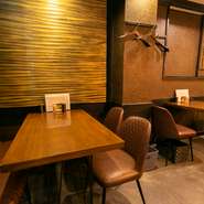 友人と利用できるテーブル席もあり、平日限定の飲み放題コースは、友人間でのちょっとした宴会や女子会需要にも活躍。目で見て楽しくおいしい串カツを友人と楽しんでみませんか。