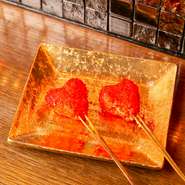 季節のフルーツとクリームチーズを包み込んだ、可愛らしいハート型のデザート串カツ。提供時だけでなく、写真に収めたときも楽しい思い出に残るように。店主のこだわりが詰まった一本です。